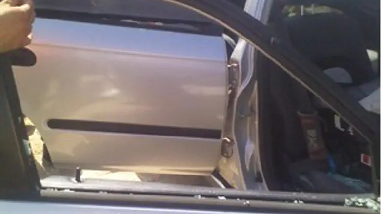 חלון הרכב שנופץ