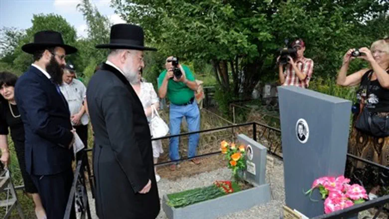 Rabbi Lau prays for man who saved his life