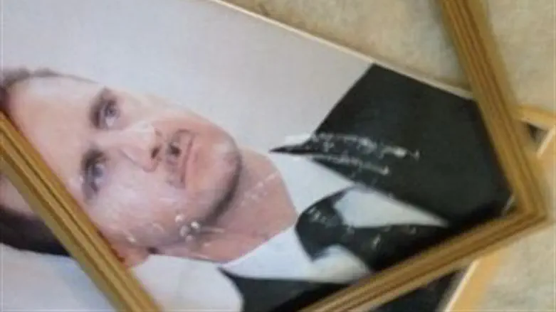 Picture of Assad on floor in S\protest at emb