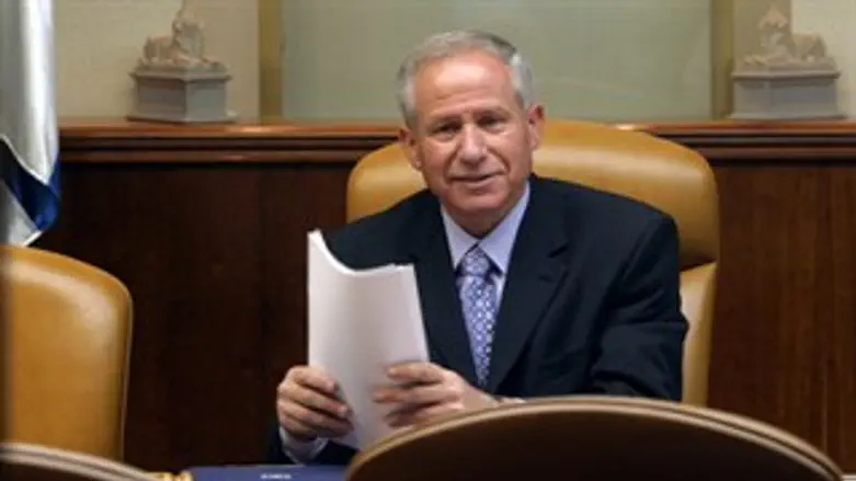 חוזר לשולחן הממשלה. דיכטר