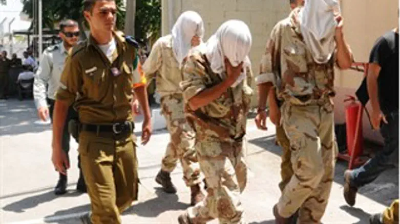 הלוחמים במעצרם