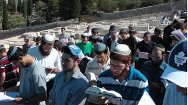 פוקדים את קבר הרב אברהם יצחק קוק זצ"ל