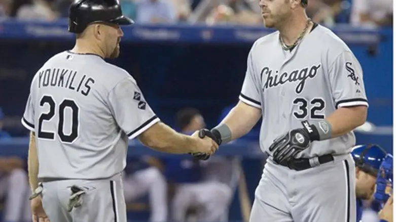 Chicago White Sox Adam Dunn (R) is congratula