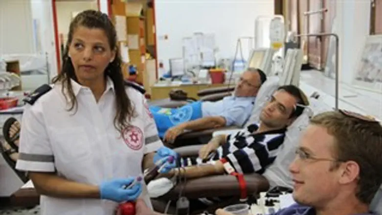 הסבא והנכדים תורמים דם