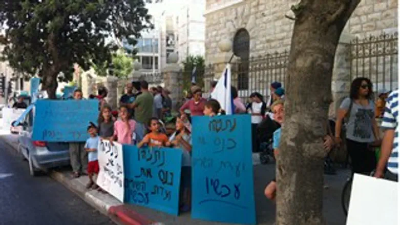 אנשי מגרון בהפגנה היום