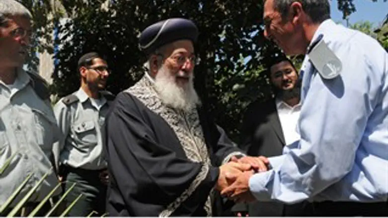 הרב רפי פרץ מקבל את פני הרב עמאר בקריה