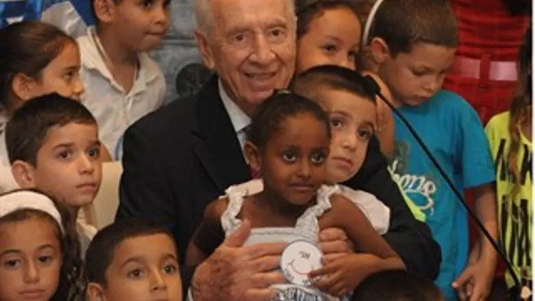 שמעון פרס עם תלמידי כיתה א'