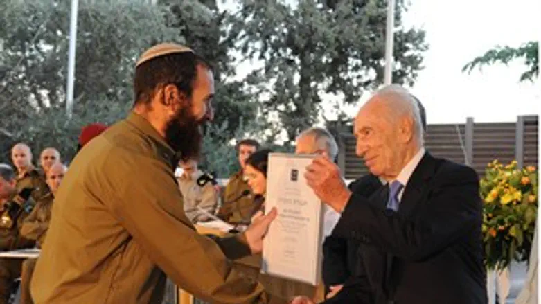 הנשיא מעניק תעודות הוקרה