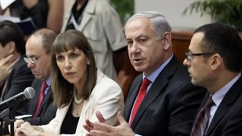 לבנת בישיבת ממשלה