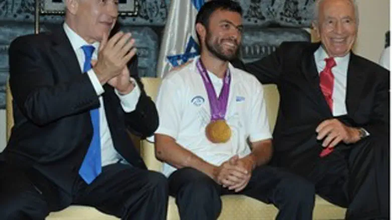 נעם גרשוני עם פרס ונתניהו