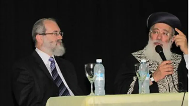 הרב עמאר בביקורו במכללה.