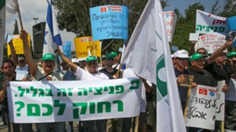 עובדי פניציה מפגינים