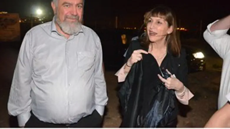 השרה לבנת ומסיקה