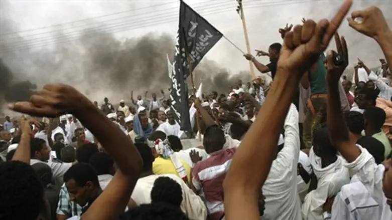 Sudanese attack US embassy in Khartoum