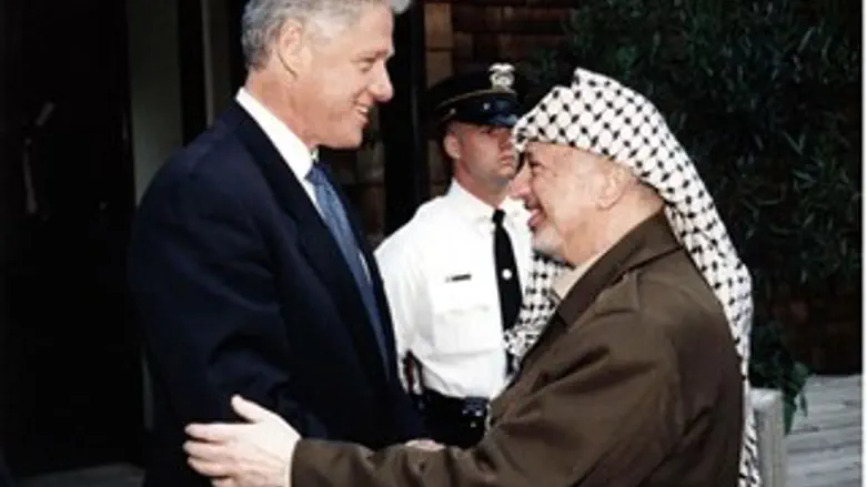 חתם ללא אישור... ערפאת עם קלינטון