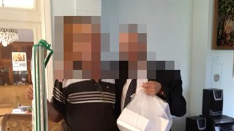 השליח באחת ממדינות ערב מוסר לולבים ואתרוגים