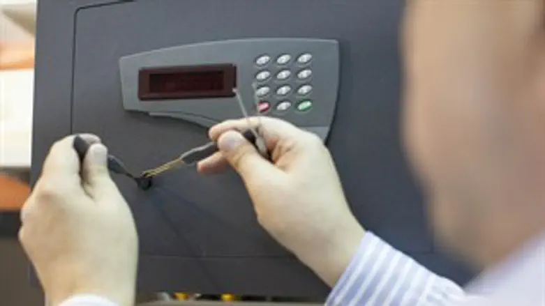 "מטפלים" בכספות גם בשבתות