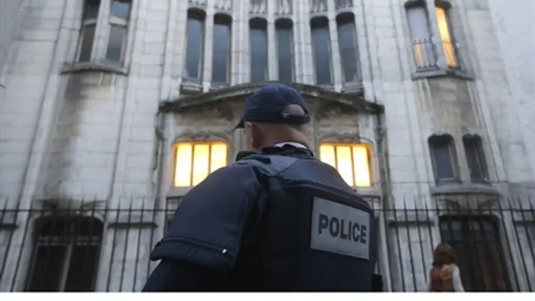 French police secure main entrance to Paris s
