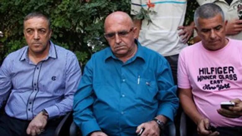 בני משפחת חלבי לאחר זיהוי גופת הבן