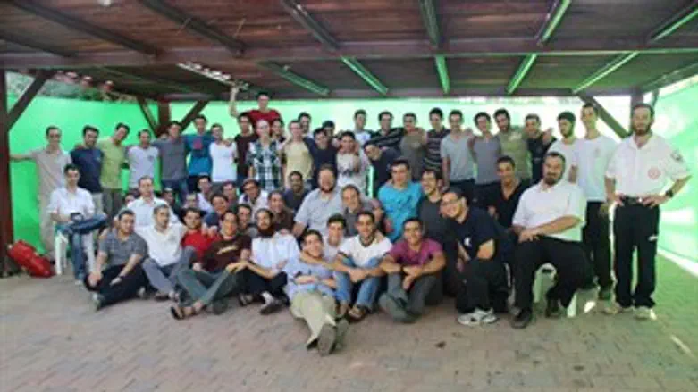 החובשים הטריים בסוכת ישיבת שעלבים