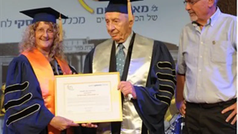 הנשיא מקבל את התואר