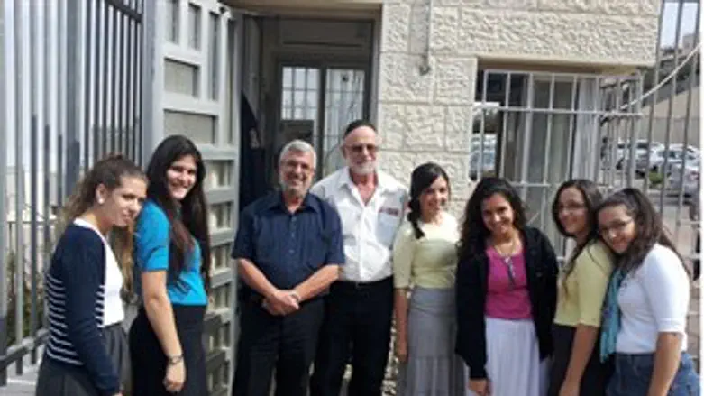 בנות האולפנה עם השומר