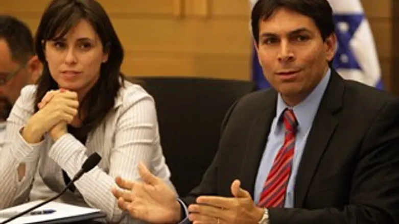 דורשים תגובה