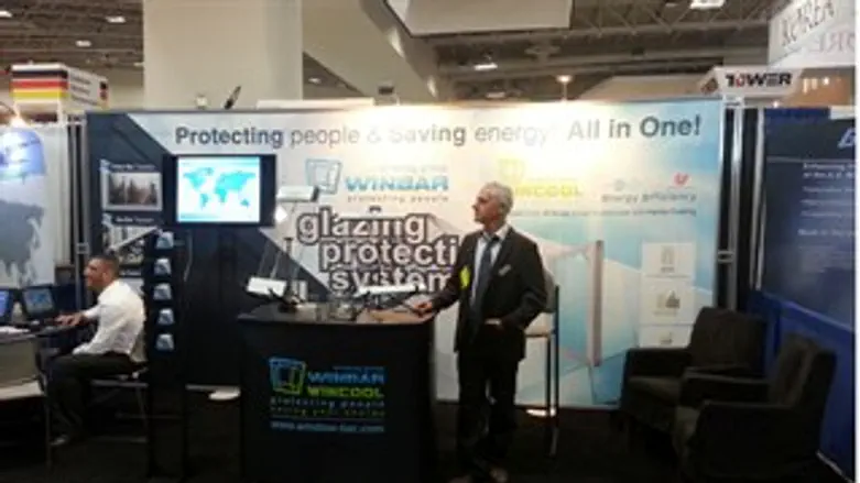 חברת אל סורג בתערוכה.  