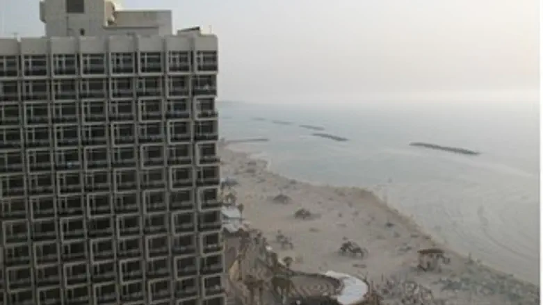 בית מלון על קו החוף