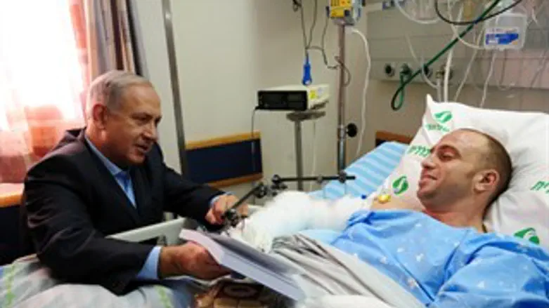 נתניהו עם החייל הפצוע