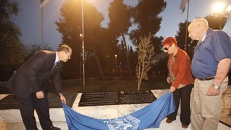 חשיפת לוח ההנצחה. היום