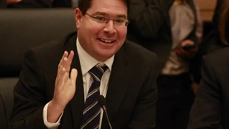 יצא בשלום. אקוניס