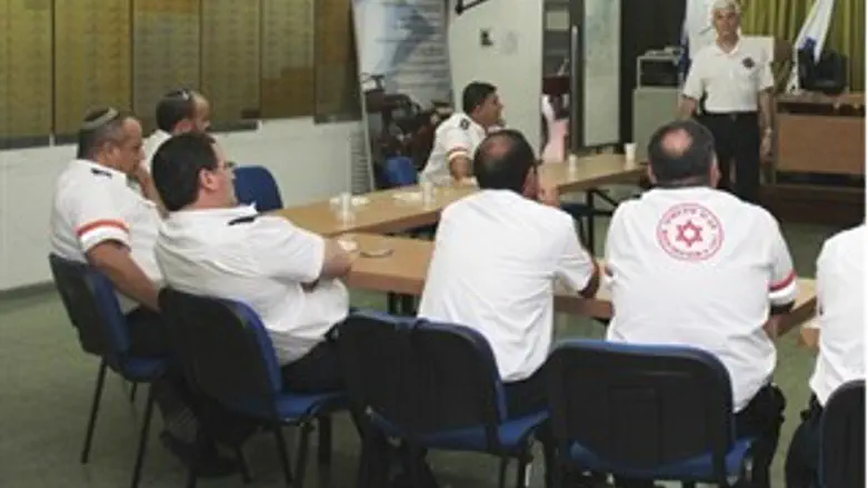 טרייסי מרצה בפני אנשי מד"א