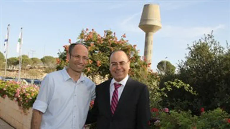 השר שלום אם ראש מועצת גוש עציון