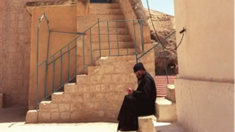 כומר בי-ם. אילוסטרציה