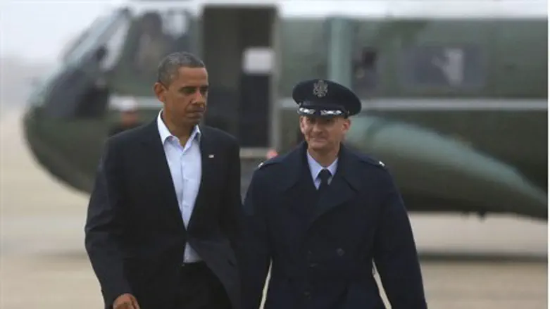 President Barack Obama walks towards Air Forc