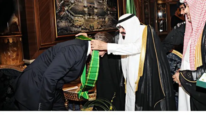 British PM Cameron bows to receive medal from