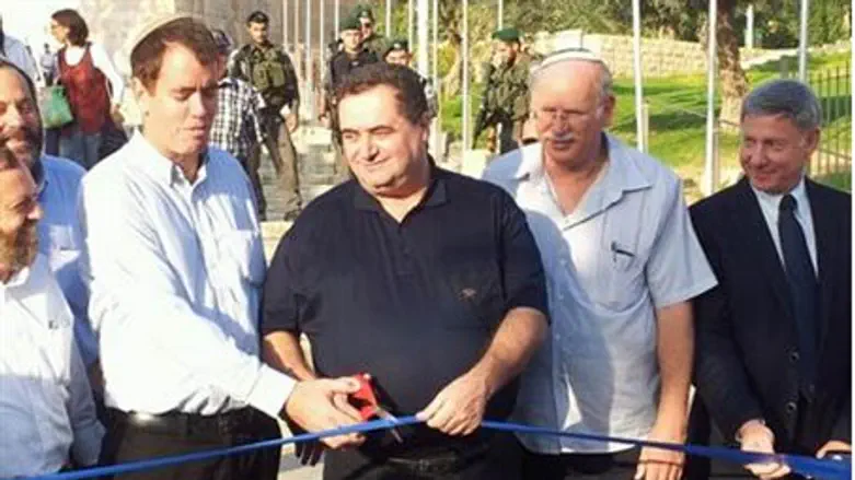 Minister Katz at dedication