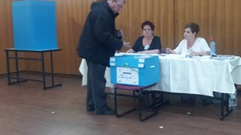 מצביעים בפתח תקווה