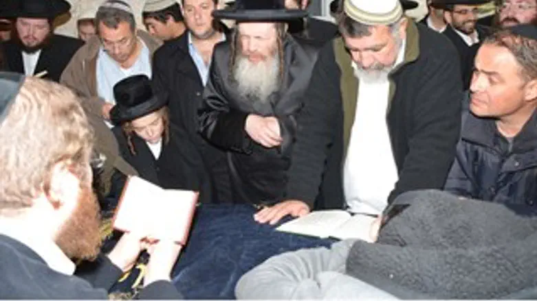 האדמו"ר בתפילה בקבר יוסף