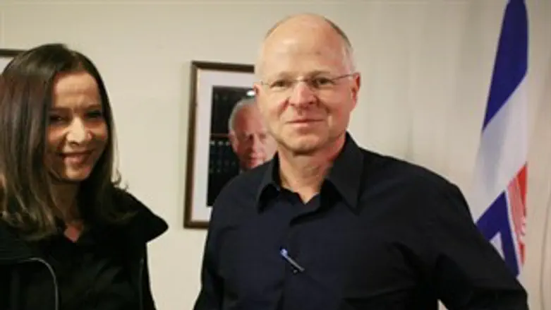 ממשיך להתמודד. שליט