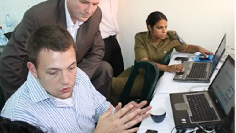 שר ההסברה בחדר המצב