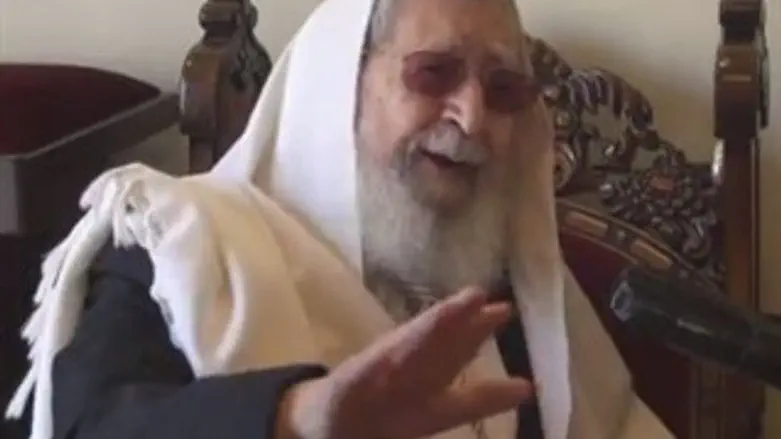 הרב עובדיה יוסף מברך