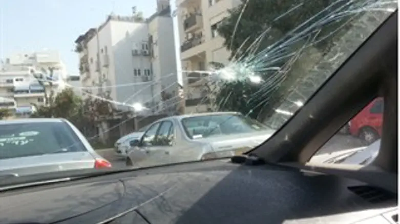מכונית שנפגעה מאבנים סמוך לאריאל