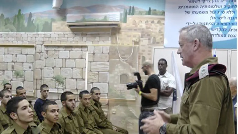 IDF Chief of Staff Benny Gantz w/recruits 