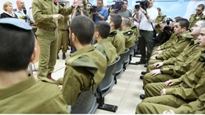 בני גנץ עם המתגייסים