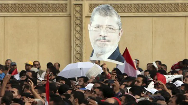 Supporters of Egyptian President Mursi chant