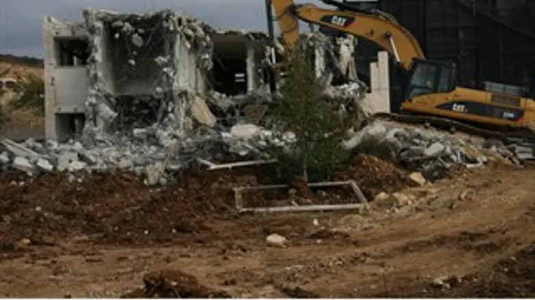 טרקטור הורס בניין בשכונת האולפנה