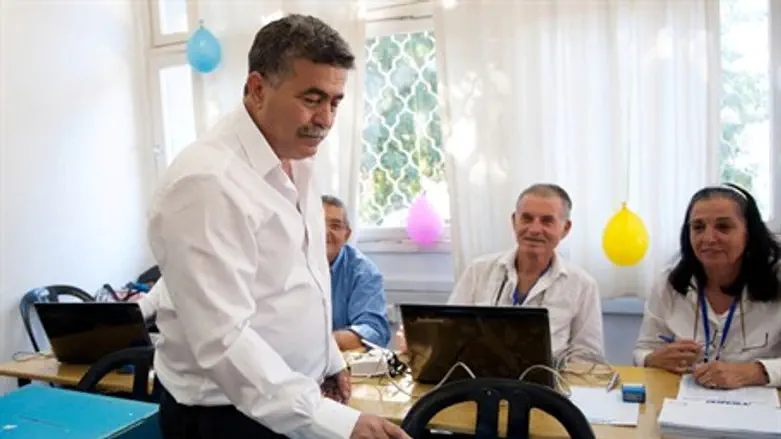 Amir Peretz Votes in Labor Primaries