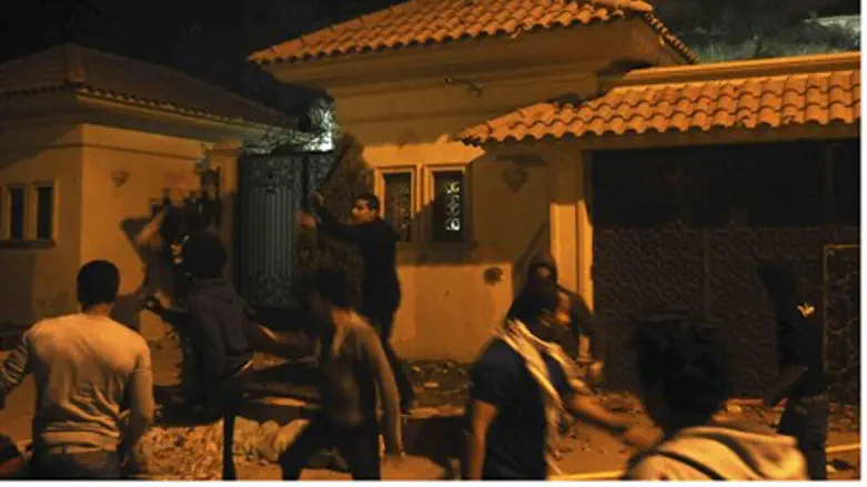 Protesters damage Muslim Brotherhood headquar